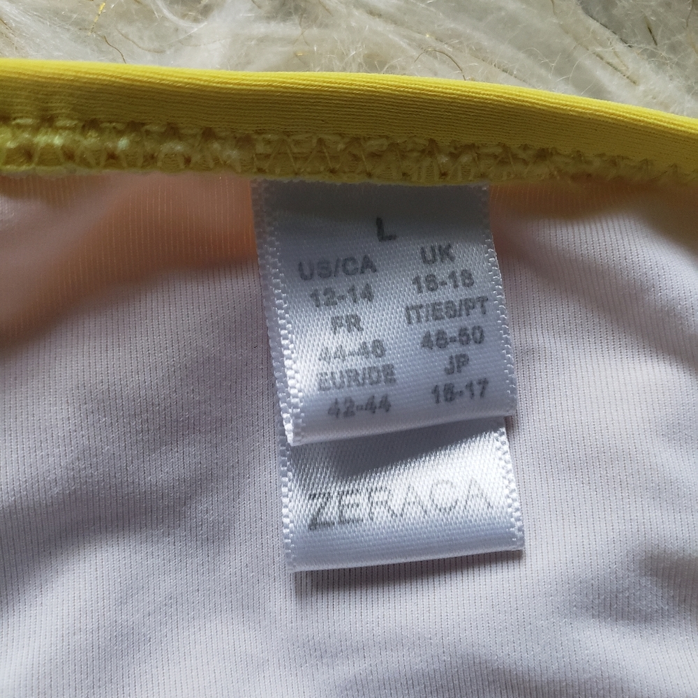 Yellow bikini - Picture 3 of 4